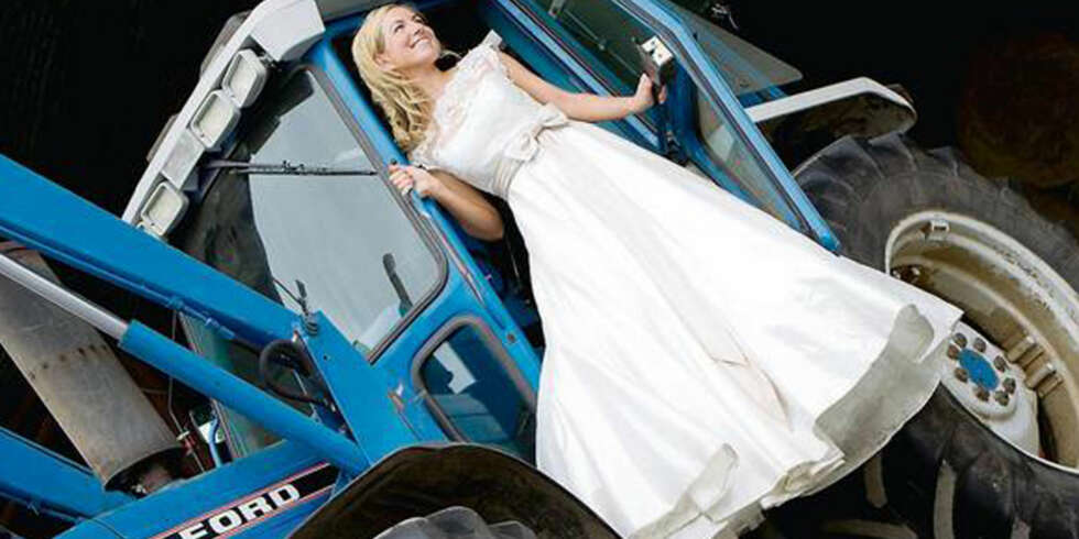 PÅ BONDEGÅRDEN: Denne irske bruden brukte en bondegård og alt man finner der som setting for sin Trash the dress fotografering. PÅ BONDEGÅRDEN: Denne irske bruden brukte en bondegård og alt man finner der som setting for sin Trash the dress fotografering.