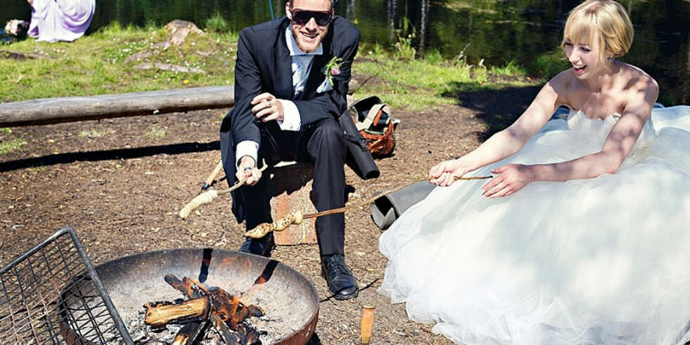 GRILLER PØLSER: Dette norske brudeparet var ikke redde for å ta noen helt unike bilder i etterkant av bryllupet. GRILLER PØLSER: Dette norske brudeparet var ikke redde for å ta noen helt unike bilder i etterkant av bryllupet.