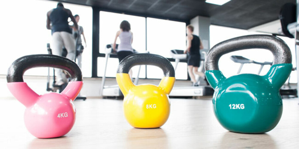 KETTLEBELLS: Ta med deg et par kettlebells og ha på kontoret. Da kan du kjapt ta deg en liten treningspause mellom møter og mail. KETTLEBELLS: Ta med deg et par kettlebells og ha på kontoret. Da kan du kjapt ta deg en liten treningspause mellom møter og mail.