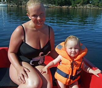 FIRE MÅNEDER ETTER FØDSEL NUMMER TO: Her er Helene sammen med eldstedatteren sin, to måneder etter fødselen av sin sønn. Her veier hun over 90 kilo som hun klarte å kvitte seg med over tid. FIRE MÅNEDER ETTER FØDSEL NUMMER TO: Her er Helene sammen med eldstedatteren sin, to måneder etter fødselen av sin sønn. Her veier hun over 90 kilo som hun klarte å kvitte seg med over tid.