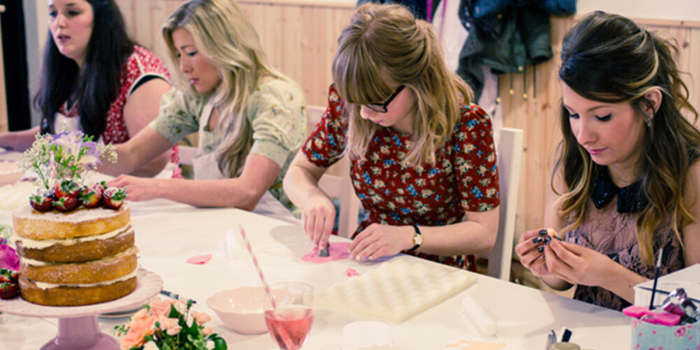 BAKEKURS: Hvorfor ikke lære en ny ferdighet på utdrikningslaget? Noen prøver pole-dancing, mens for andre igjen er det cupcake-baking som frister mest. BAKEKURS: Hvorfor ikke lære en ny ferdighet på utdrikningslaget? Noen prøver pole-dancing, mens for andre igjen er det cupcake-baking som frister mest.
