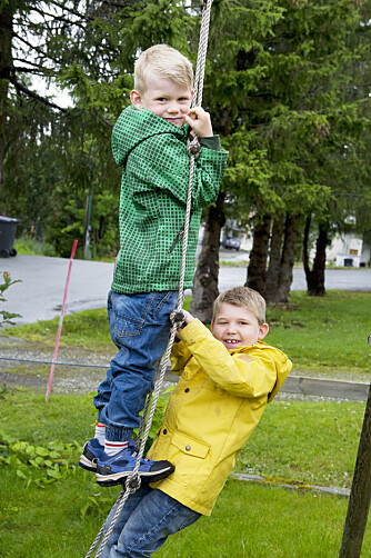 NÆRT FORHOLD: Henrik (t.v.) og lillebror Oliver har et godt brødreforhold. – De er nesten som tvillinger, sier foreldrene. NÆRT FORHOLD: Henrik (t.v.) og lillebror Oliver har et godt brødreforhold. – De er nesten som tvillinger, sier foreldrene.