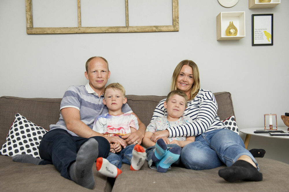 FAMILIELIV: – Jeg vil nesten våge påstanden at vi oftere har følt oss lykkelige i disse årene, enn vi gjorde før, sier pappa Tor-Kjetil Jegervatn Folkestad med Oliver ved sin side. Henrik sitter i armkroken til mamma Lise. Storebror Jørgen var på ferie med besteforeldrene da bildet ble tatt. FAMILIELIV: – Jeg vil nesten våge påstanden at vi oftere har følt oss lykkelige i disse årene, enn vi gjorde før, sier pappa Tor-Kjetil Jegervatn Folkestad med Oliver ved sin side. Henrik sitter i armkroken til mamma Lise. Storebror Jørgen var på ferie med besteforeldrene da bildet ble tatt.