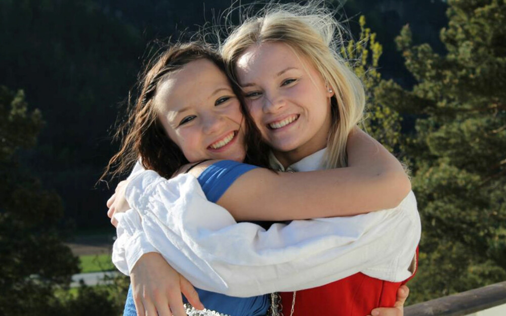 ANNES TO DØTRE I DAG: Linne og Trine har et godt forhold til moren sin. ANNES TO DØTRE I DAG: Linne og Trine har et godt forhold til moren sin.