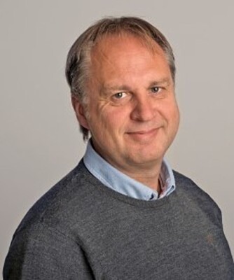 VIKTIG MED ÅPENHET: - Vi bør, som voksne støttepersoner til de unge, ikke være så opptatt av å sammenligne, eller gradere sorgen etter hvem man har mistet. Vi bør være opptatt av å spørre hva tapet har betydd for deg, og hvordan det har påvirket livet ditt i tiden etterpå, sier Pål Kristensen ved Sorgsenteret. VIKTIG MED ÅPENHET: - Vi bør, som voksne støttepersoner til de unge, ikke være så opptatt av å sammenligne, eller gradere sorgen etter hvem man har mistet. Vi bør være opptatt av å spørre hva tapet har betydd for deg, og hvordan det har påvirket livet ditt i tiden etterpå, sier Pål Kristensen ved Sorgsenteret.