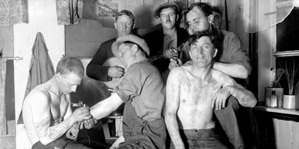 TØFFE TATTOOTASSER: Norske hvalfangere i Grytviken, Syd-Georgia, en gang mellom 1925 og -32. TØFFE TATTOOTASSER: Norske hvalfangere i Grytviken, Syd-Georgia, en gang mellom 1925 og -32.