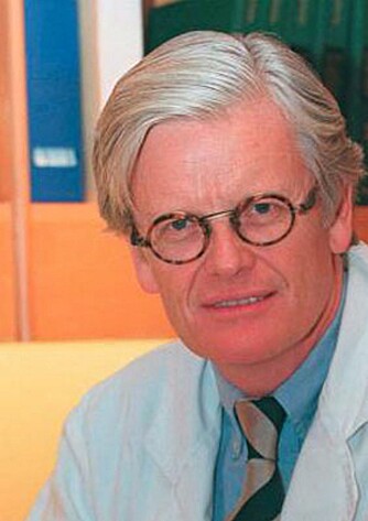 KVINNER FRA 20-70: Morten R. Kveim, plastisk kirurg ved Dr. Kveims klinikk, har operert kvinner fra 20-årene til 70-årene som syns de har slappe bryster etter graviditet og ammeslutt. De fleste venter imidlertid ikke så lenge etter ammelsutt og velger å operere i 30-40-årene. KVINNER FRA 20-70: Morten R. Kveim, plastisk kirurg ved Dr. Kveims klinikk, har operert kvinner fra 20-årene til 70-årene som syns de har slappe bryster etter graviditet og ammeslutt. De fleste venter imidlertid ikke så lenge etter ammelsutt og velger å operere i 30-40-årene.