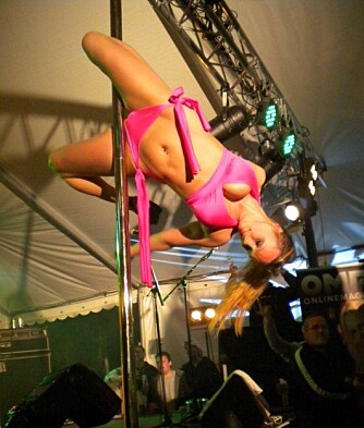 FORSKJELL PÅ STRIPP OG POLE: Det kan være vanskelig å skille mellom striptease og poledance. Spesielt når utøverne går i samme type klær. Aina Veronica sier hun kler seg ""utfordrende"" for å vise sin kvinnelighet, ikke for å forføre menn. FORSKJELL PÅ STRIPP OG POLE: Det kan være vanskelig å skille mellom striptease og poledance. Spesielt når utøverne går i samme type klær. Aina Veronica sier hun kler seg ""utfordrende"" for å vise sin kvinnelighet, ikke for å forføre menn.