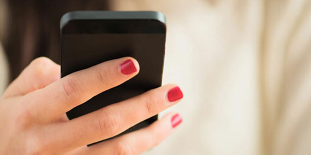 LEGG I VESKA: Nei, det er ikke OK å fikle med smarttelefonen når du er i selskap. LEGG I VESKA: Nei, det er ikke OK å fikle med smarttelefonen når du er i selskap.