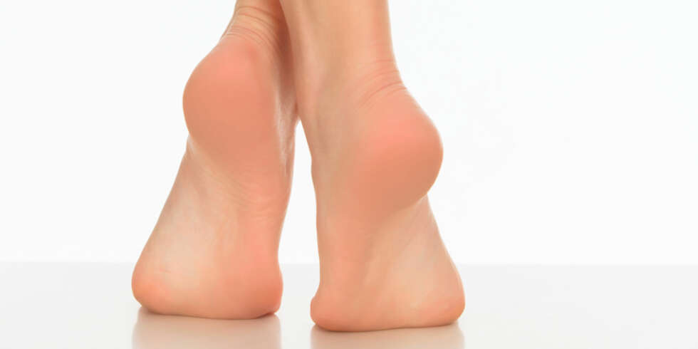STÅ PÅ TÅ: Den enkleste måten å engasjere gastrocnemius på, er å stå på tå. I tillegg til øvelsene i saken, kan du hoppe tau og gå i kupert terreng. STÅ PÅ TÅ: Den enkleste måten å engasjere gastrocnemius på, er å stå på tå. I tillegg til øvelsene i saken, kan du hoppe tau og gå i kupert terreng.