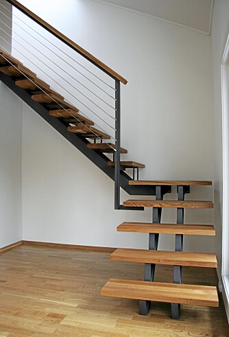 TRAPP MED SÆRPREG: Trappen mangler rekkverk nederst og håndløper på den ene siden. De diagonale vaierene strider også trolig mot kravet til at det ikke skal kunne klatres i rekkverket. Design og produksjon ved Terje Lindahl. TRAPP MED SÆRPREG: Trappen mangler rekkverk nederst og håndløper på den ene siden. De diagonale vaierene strider også trolig mot kravet til at det ikke skal kunne klatres i rekkverket. Design og produksjon ved Terje Lindahl.