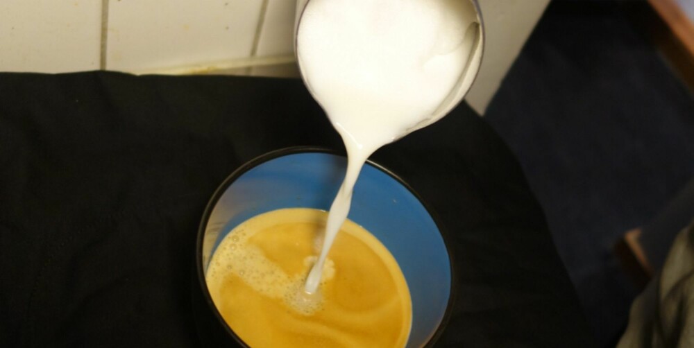 FYLL OPP: Fyll kaffekoppen med melk. Sørg for å ha litt skum igjen til senere. FYLL OPP: Fyll kaffekoppen med melk. Sørg for å ha litt skum igjen til senere.