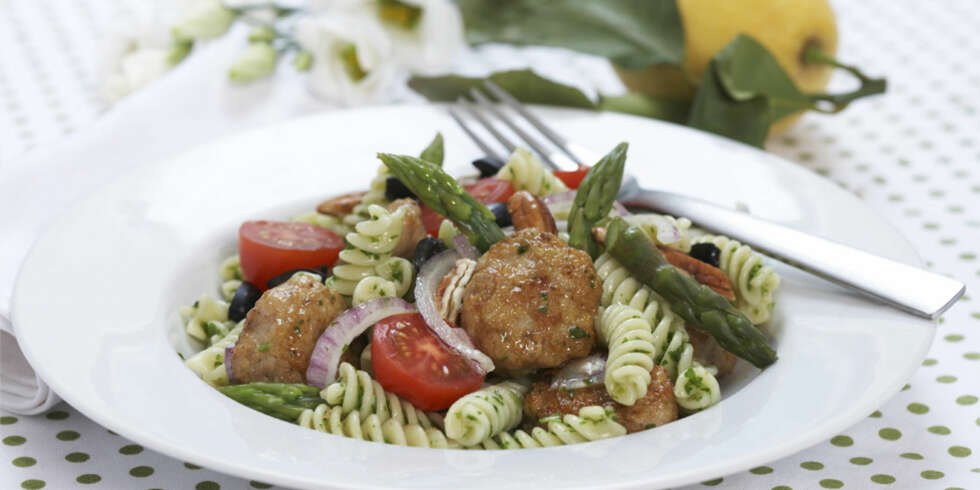 Dagens rett: Kyllingboller på pasta Dagens rett: Kyllingboller på pasta