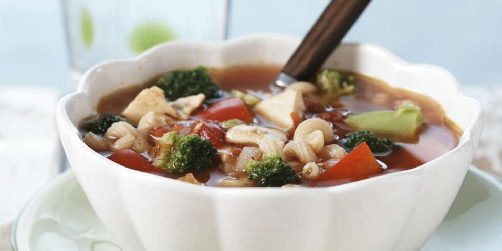 Dagens rett: Kyllingsuppe med pasta og brokkoli Dagens rett: Kyllingsuppe med pasta og brokkoli