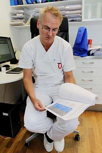 RESULTATENE: Etter mange uker fikk jeg tilsendt resultatene av DNA-analysen i en omfattende rapport. Henning Stang, hudlege ved Derma Hudlegesenter, går her igjennom sammendraget. RESULTATENE: Etter mange uker fikk jeg tilsendt resultatene av DNA-analysen i en omfattende rapport. Henning Stang, hudlege ved Derma Hudlegesenter, går her igjennom sammendraget.