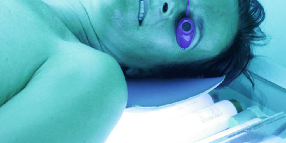 SOLARIUM: Det kan gjøre deg raskere brun, men solarium gir kun overfladisk brunfarge, mener hudekspertene. Illustrasjonsfoto: COLOURBOX SOLARIUM: Det kan gjøre deg raskere brun, men solarium gir kun overfladisk brunfarge, mener hudekspertene. Illustrasjonsfoto: COLOURBOX
