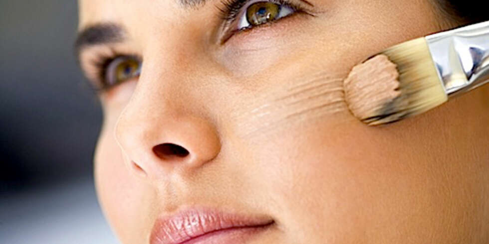 FINN RETT FARGE: Make-up artist Sølvi Strifelt har mange gode råd for å finne den perfekte fargen på foundation. FINN RETT FARGE: Make-up artist Sølvi Strifelt har mange gode råd for å finne den perfekte fargen på foundation.