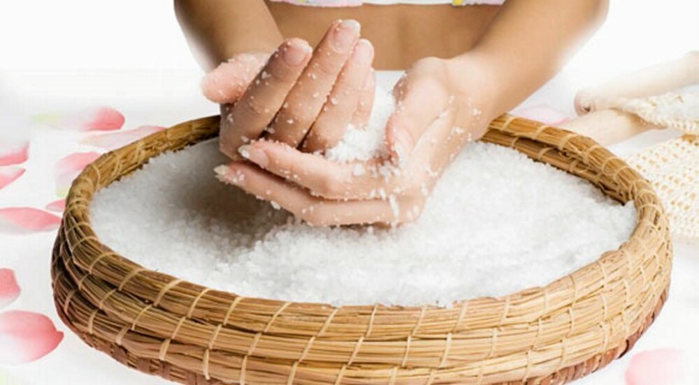 SKRUBB: Grovt salt fungerer bra som peeling. Kombiner det gjerne med andre, pleiende ingredienser. SKRUBB: Grovt salt fungerer bra som peeling. Kombiner det gjerne med andre, pleiende ingredienser.