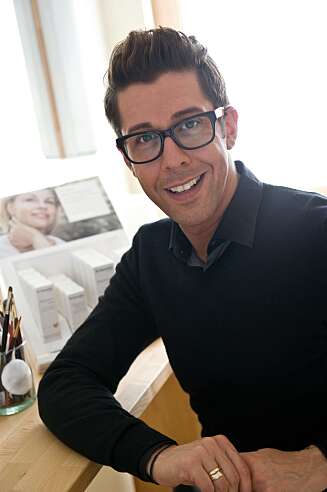 MAKEUPARTIST: Karim Sattar, makeupartist for Dr. Hauschka. MAKEUPARTIST: Karim Sattar, makeupartist for Dr. Hauschka.
