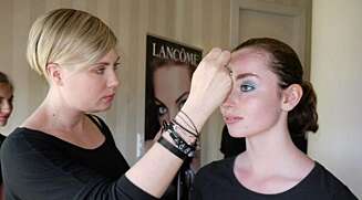 LEK MED KAJAL: Ida Engstrøm, makeupartist for Lancôme Norge, viser her hvordan man kan leke seg med kajal som en skygge på øyelokket. LEK MED KAJAL: Ida Engstrøm, makeupartist for Lancôme Norge, viser her hvordan man kan leke seg med kajal som en skygge på øyelokket.