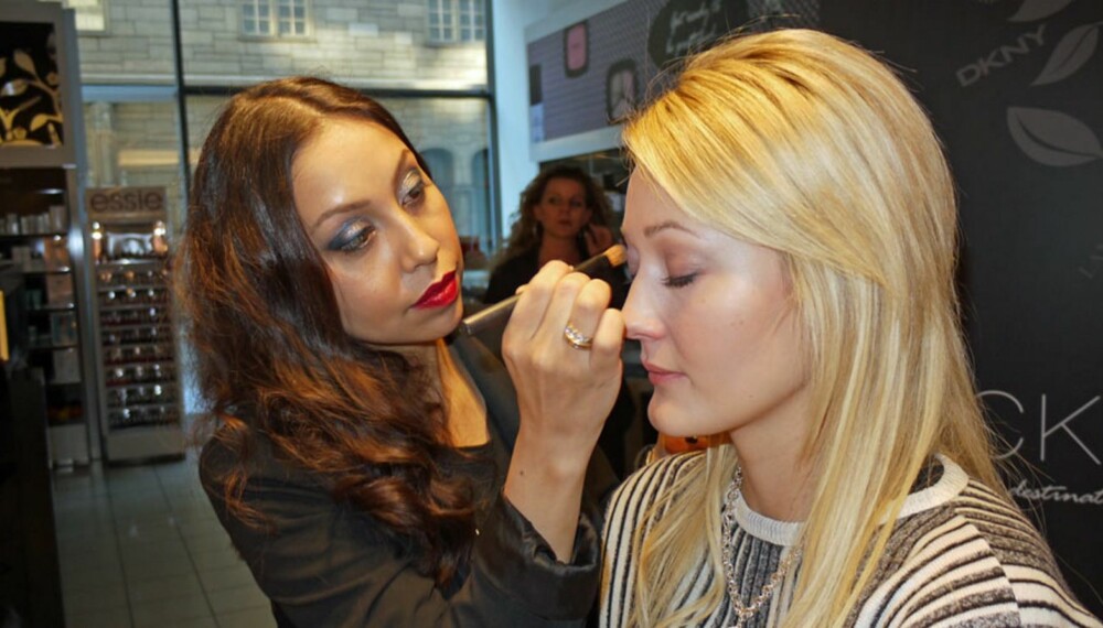 HUDEN FØRST: Makeupartist Anja Rehnberg (bilde) synes at man skal legge aller størst vekt på huden når man sminker seg. Alt det andre blir en god bonus om man får det til. HUDEN FØRST: Makeupartist Anja Rehnberg (bilde) synes at man skal legge aller størst vekt på huden når man sminker seg. Alt det andre blir en god bonus om man får det til.