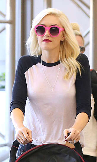 FARGERIK: Gwen Stefani elsker solbriller, og velger ofte fargesterke varianter. FARGERIK: Gwen Stefani elsker solbriller, og velger ofte fargesterke varianter.