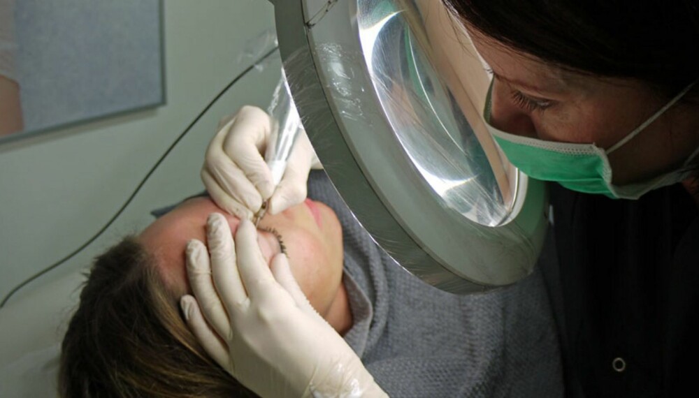TATOVERER PÅ SMINKEN: Solvår Hegge ved Sol Permanent Make-Up tatoverer på ekstra farge på brynene til kunden til den nette sum av 6400 kroner hvorav to gratis etterfyll er inkludert i prisen. TATOVERER PÅ SMINKEN: Solvår Hegge ved Sol Permanent Make-Up tatoverer på ekstra farge på brynene til kunden til den nette sum av 6400 kroner hvorav to gratis etterfyll er inkludert i prisen.