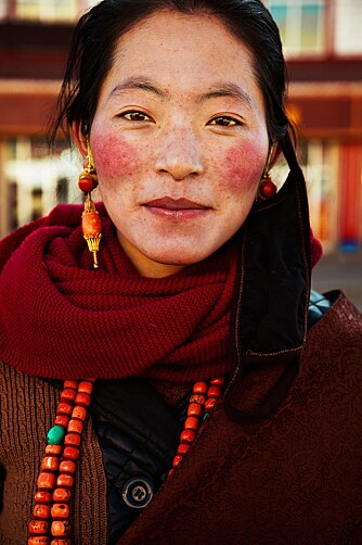 DET TIBETANSKE HØYLAND I KINA: Noroc foretrekker å fotografere naturlige ansikter uten for mye sminke, som denne kvinnen. DET TIBETANSKE HØYLAND I KINA: Noroc foretrekker å fotografere naturlige ansikter uten for mye sminke, som denne kvinnen.
