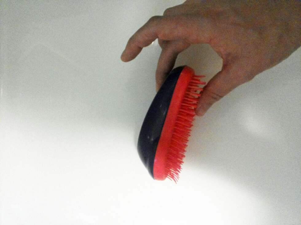 TANGLE TEEZER: En enkel og rimelig anti-flokebørste som har blitt svært populær blant floke-frustrerte damer. FOTO: Linn M. Rognø. TANGLE TEEZER: En enkel og rimelig anti-flokebørste som har blitt svært populær blant floke-frustrerte damer. FOTO: Linn M. Rognø.