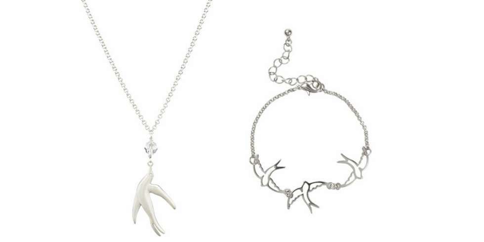 ENKLE SMYKKER: Når Camilla Pihl skal smykke seg, gjør hun det helst med helt enkle halskjeder og armbånd. Smykke fra Celine Engelstad, 950 kr, armbånd fra Bik Bok, 39 kr. ENKLE SMYKKER: Når Camilla Pihl skal smykke seg, gjør hun det helst med helt enkle halskjeder og armbånd. Smykke fra Celine Engelstad, 950 kr, armbånd fra Bik Bok, 39 kr.