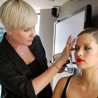 HUDEN FØRST: Makeupartist Ida Engstrøm syns det er viktig med et sunt grunnlag før man legger sminken. FOTO: Linn M. Rognø HUDEN FØRST: Makeupartist Ida Engstrøm syns det er viktig med et sunt grunnlag før man legger sminken. FOTO: Linn M. Rognø