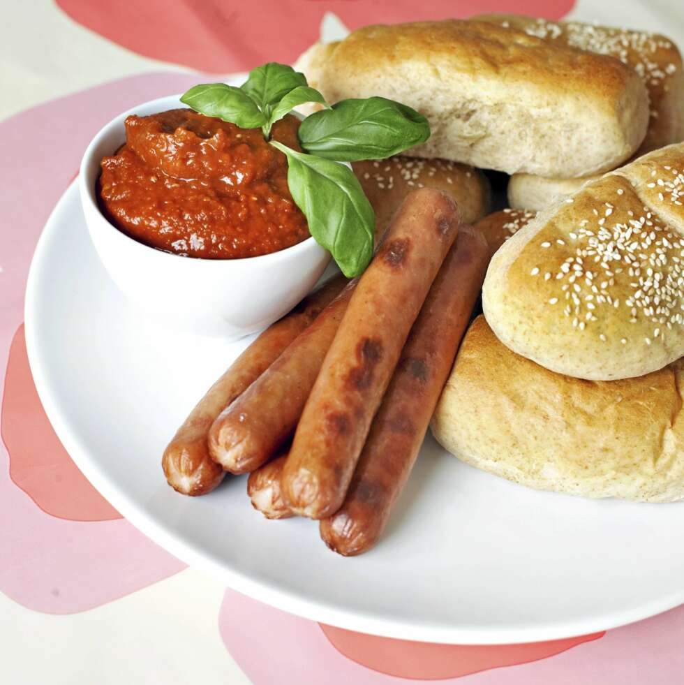 HJEMMELAGD: Sammalt hvete gjør pølsebrødet sunnere (hvis det er det som er målet. Og bedre. Foto: Geir Dokken. HJEMMELAGD: Sammalt hvete gjør pølsebrødet sunnere (hvis det er det som er målet. Og bedre. Foto: Geir Dokken.