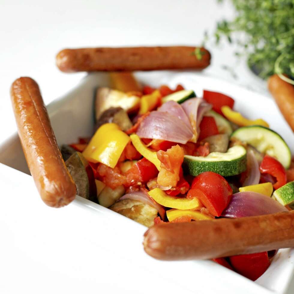MER GRØNNSAKER ENN PØLSER: Grillpølser med ratatouille er det sunneste alternativet. MER GRØNNSAKER ENN PØLSER: Grillpølser med ratatouille er det sunneste alternativet.