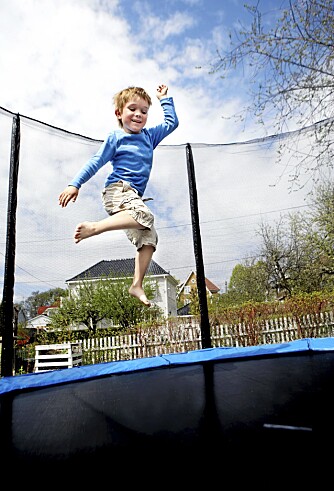 POPULÆRT: Trampolinene er alltid populære i nabolaget, men eierne bør være klar over hvilket ansvar de tar på seg. POPULÆRT: Trampolinene er alltid populære i nabolaget, men eierne bør være klar over hvilket ansvar de tar på seg.