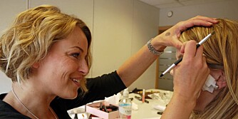 EKSPERIMENTERER: Makeupartist ved bareMinerals, Hilde Lise Berglund, sminker Kvinneguidens redaktør. EKSPERIMENTERER: Makeupartist ved bareMinerals, Hilde Lise Berglund, sminker Kvinneguidens redaktør.