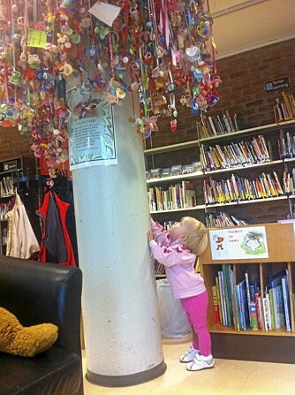 SMOKKETRE: På Bekkestua bibliotek i Bærum kan smokkesluttere gi fra seg sin smokk. Caroline (1) har foreløpig ingen planer om å slutte med smokk, og her er hun i smokkehimmelen. Hun sto under smokketreet i en halv time og ventet på at noen skulle falle ned. SMOKKETRE: På Bekkestua bibliotek i Bærum kan smokkesluttere gi fra seg sin smokk. Caroline (1) har foreløpig ingen planer om å slutte med smokk, og her er hun i smokkehimmelen. Hun sto under smokketreet i en halv time og ventet på at noen skulle falle ned.