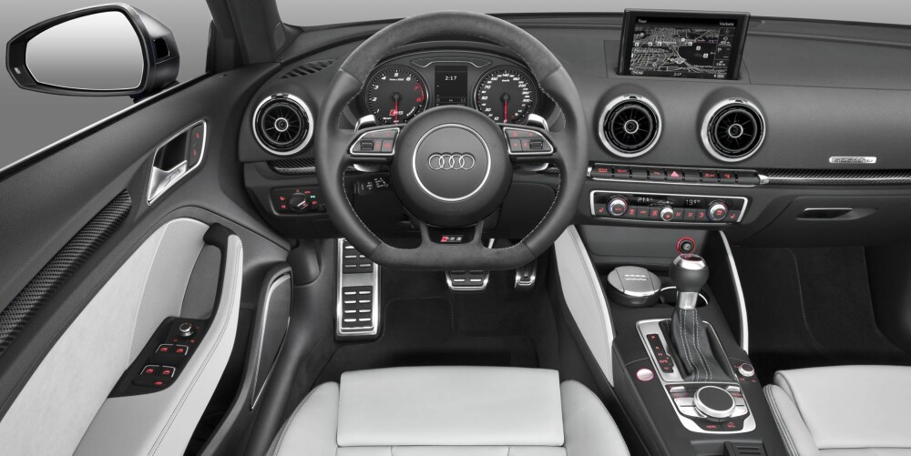 GAMMEL LØSNING: RS3 får ikke Virtual Cockpit-løsningen som i TT. FOTO: Audi GAMMEL LØSNING: RS3 får ikke Virtual Cockpit-løsningen som i TT. FOTO: Audi