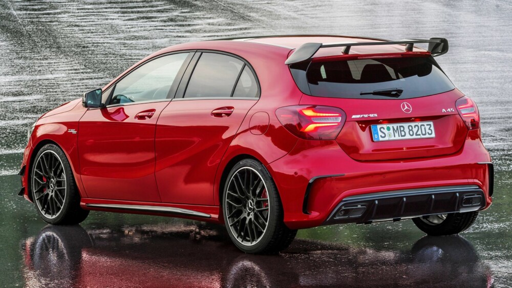 KONKURRENTEN: Mercedes A45 AMG. AMG har hentet enda flere hestekrefter ut av den rekordsterke motoren. 381 hk og et dreiemoment på 475 Nm er de faktiske tallene, og den skal greie 0-100 km/t på 4,2 sekunder. FOTO: Daimler AG KONKURRENTEN: Mercedes A45 AMG. AMG har hentet enda flere hestekrefter ut av den rekordsterke motoren. 381 hk og et dreiemoment på 475 Nm er de faktiske tallene, og den skal greie 0-100 km/t på 4,2 sekunder. FOTO: Daimler AG