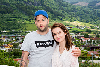 FAMILIE: – Det er så viktig å ta vare på hverandre, sier Frie, her sammen med sin yngste bror Trym. I dag er det han som bor i barndomshjemmet i Vik. FAMILIE: – Det er så viktig å ta vare på hverandre, sier Frie, her sammen med sin yngste bror Trym. I dag er det han som bor i barndomshjemmet i Vik.
