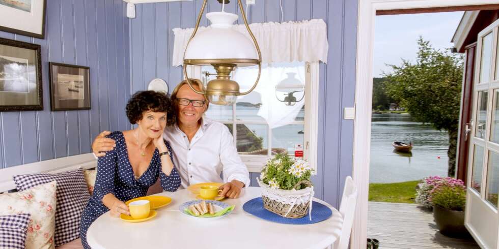 TID TIL HVERANDRE: Fra spisestuen kan Unni og Per Christian nyte utsikten til sin egen strand. Paret har vært gift i over 30 år. TID TIL HVERANDRE: Fra spisestuen kan Unni og Per Christian nyte utsikten til sin egen strand. Paret har vært gift i over 30 år.