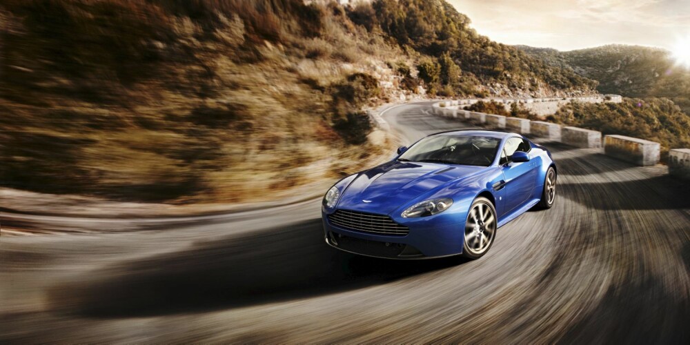 LYN: Aston Martin Vantage S er råsterk; den kan nå 330 km/t. Like sterk er ikke plasten fra Kina. FOTO: Produsent LYN: Aston Martin Vantage S er råsterk; den kan nå 330 km/t. Like sterk er ikke plasten fra Kina. FOTO: Produsent