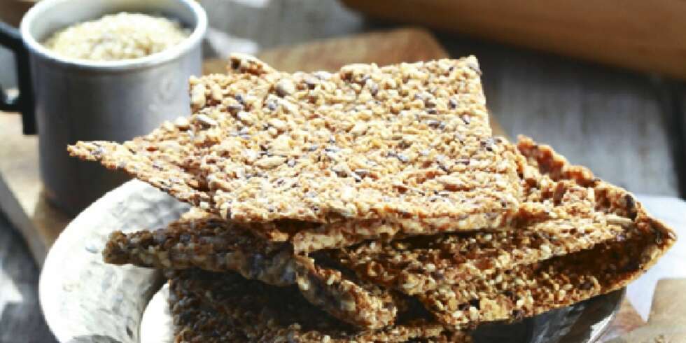 Deilige havreknekkebrød! I Hjemmet nr. 21/2013 får du flere oppskrifter både på knekkebrød og andre smakfulle godbiter. Deilige havreknekkebrød! I Hjemmet nr. 21/2013 får du flere oppskrifter både på knekkebrød og andre smakfulle godbiter.