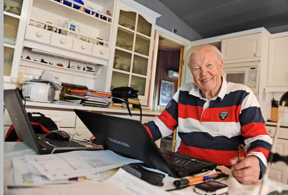MAT OG KONTOR: Kjøkkenet i Asker er åsted for matlaging og kontorarbeid. Odvar (91) pleier politikk og vennskap, og skriver sin dagbok på Facebook her. MAT OG KONTOR: Kjøkkenet i Asker er åsted for matlaging og kontorarbeid. Odvar (91) pleier politikk og vennskap, og skriver sin dagbok på Facebook her.