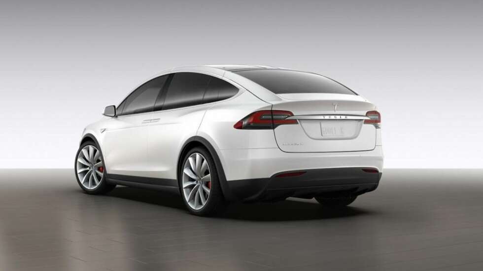 MODEL X: Den er kanskje litt tykkere og mindre elegant enn noen hadde håpet. FOTO: Tesla MODEL X: Den er kanskje litt tykkere og mindre elegant enn noen hadde håpet. FOTO: Tesla