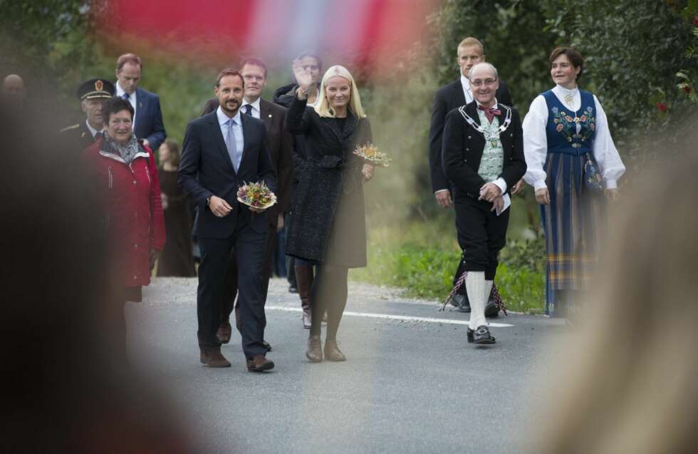 HYLLES: Kronprinsparet ble hyllet av både liten og stor på vei til sentrum av Steigen. HYLLES: Kronprinsparet ble hyllet av både liten og stor på vei til sentrum av Steigen.