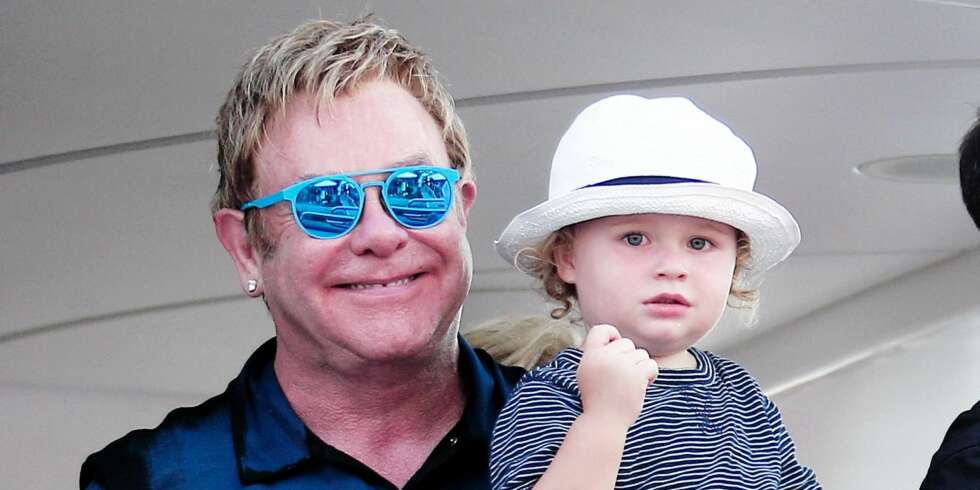 FAMILIEMANN: Elton John har sønnene Zachary (3) og Elijah (18 mnd). Her med yngstemann på armen i august. FAMILIEMANN: Elton John har sønnene Zachary (3) og Elijah (18 mnd). Her med yngstemann på armen i august.