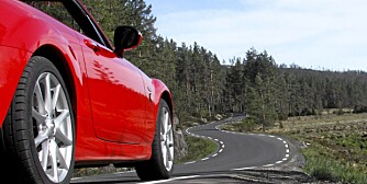 SPORTSLIG: Rød er sportsbilenes farge, spesielt om bilen heter Ferrari og kommer fra Modena. Her er en rød Mazda MX-5. SPORTSLIG: Rød er sportsbilenes farge, spesielt om bilen heter Ferrari og kommer fra Modena. Her er en rød Mazda MX-5.