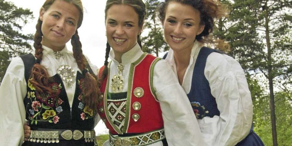 HOT I BUNAD: Jentene fra Charmed går gjerne i bunad. Monica Nygård (t.v) hadde på seg Gudbrandsdalsbunad, Oddrun Valestrand Nord-Hordalandsbunad og Hanne Kristine Haugsand Hallingsdalsbunad. HOT I BUNAD: Jentene fra Charmed går gjerne i bunad. Monica Nygård (t.v) hadde på seg Gudbrandsdalsbunad, Oddrun Valestrand Nord-Hordalandsbunad og Hanne Kristine Haugsand Hallingsdalsbunad.