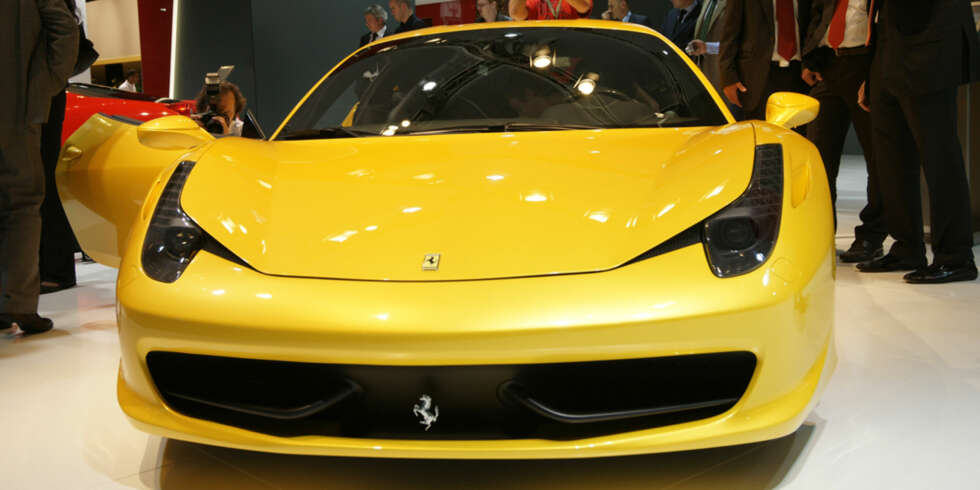 ANYBODY IN THERE?: Ferrari 458 Italia har som mange sportsbiler motoren rett bak cockpiten. Bagasjerommet befinner seg dermed foran under panseret. Det har skapt problemer i USA. FOTO: Newspress ANYBODY IN THERE?: Ferrari 458 Italia har som mange sportsbiler motoren rett bak cockpiten. Bagasjerommet befinner seg dermed foran under panseret. Det har skapt problemer i USA. FOTO: Newspress