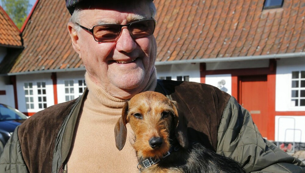 EN GLAD DRENG: Prins Henrik våget å sove på en madrass på gulvet i det ubebodde Eremitageslottet. Om morgenen etter møtte han opp til fuglejakt med sin trofaste hund. EN GLAD DRENG: Prins Henrik våget å sove på en madrass på gulvet i det ubebodde Eremitageslottet. Om morgenen etter møtte han opp til fuglejakt med sin trofaste hund.